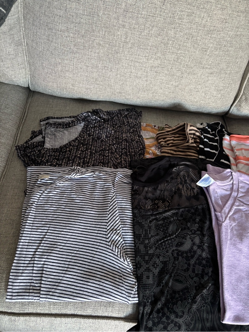 13 pcs Mixed Women's Tops Bundle - Multiple Colors size L/XL - Picture 4 of 6